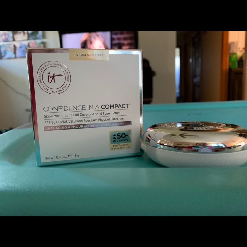 it Cosmetics-Confidence in a Compact-Light